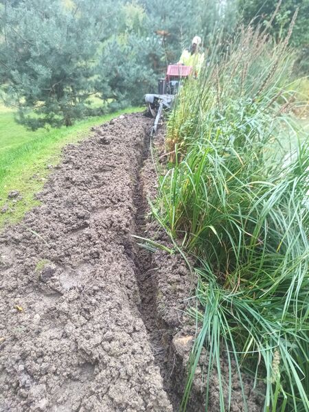 Frézování pro bentonitové dotěsnění hráze rybníka