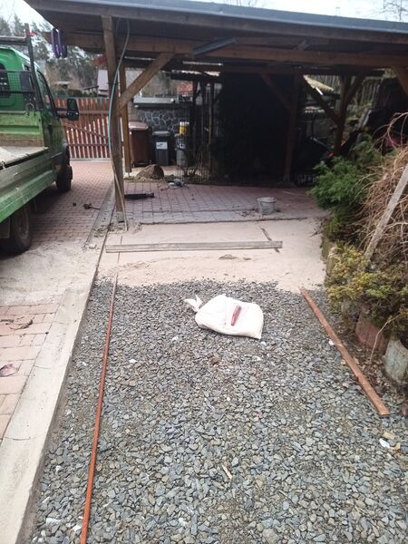 Zatravnění odstavné plochy do&nbsp;plastových zatravňovacích tvárnic